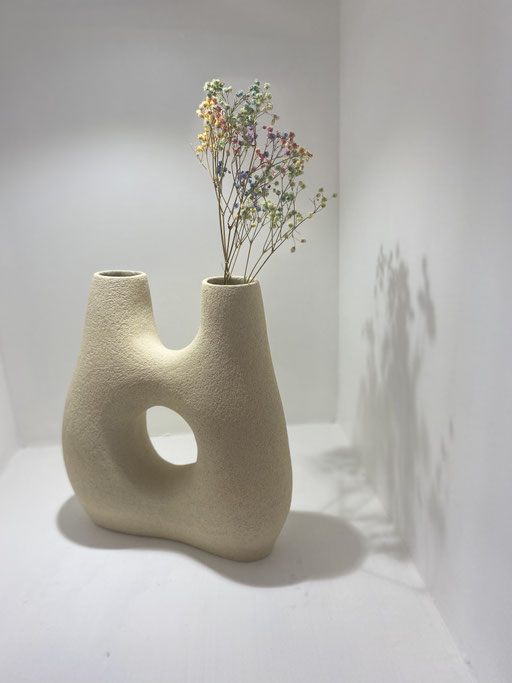 Aude Bray-Deperne - Maternité, Issue de la Collection II Sculpture en grès  chamotté blanc, façonné à la main, 33x22cm, Galerie d 'Art, Côte d'Azur, South of France, Biot.