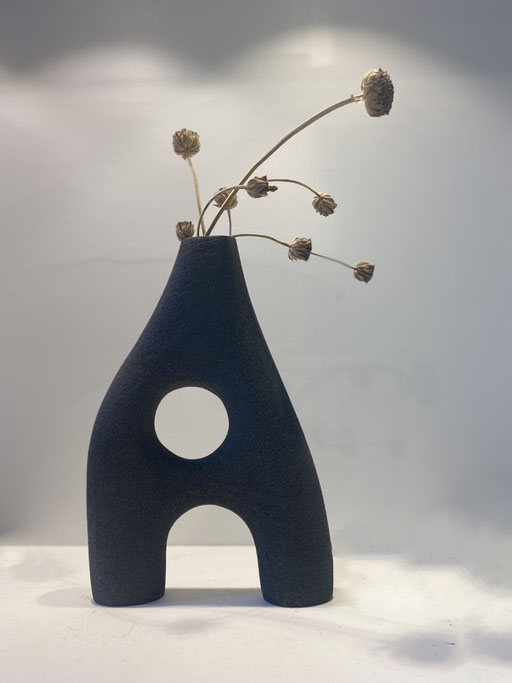 Aude Bray-Deperne - Féminité, Issue de la Collection II Sculpture en grès  chamotté noir, façonné à la main, 33x22cm Galerie d 'Art, Côte d'Azur, South of France, Biot.