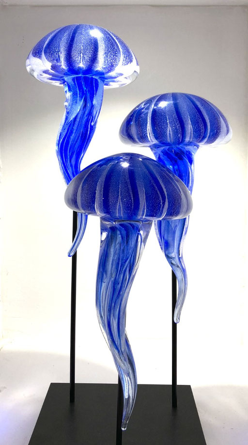 Nicolas Laty-composition de 3 méduses fluorescentes en verre soufflé à Biot- Galerie d'art à Biot-Galerie Gabel-Côte d'Azur-