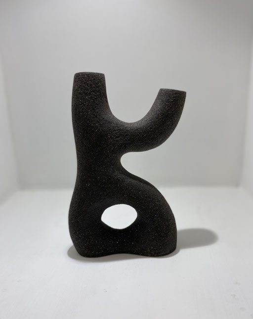 Aude Bray-Deperne - Genèse I, Issue de la Collection II Sculpture en grès  chamotté NOIR, façonné à la main, 21x14cm, Galerie d 'Art, Côte d'Azur, South of France, Biot.