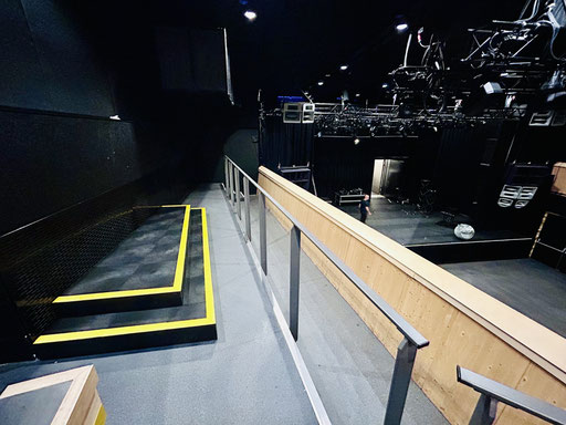 Verhoging op balkon grote zaal Neushoorn Leeuwarden