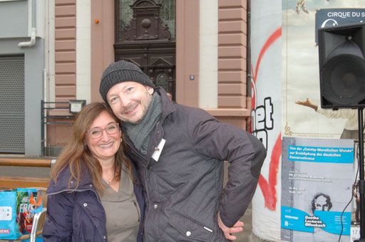 Daniela Horn (ASB Regionalverband Mittelhessen / Projektpartner) und Dr. Matthias Heuberger (IZGS der EHD) freuen sich über die gelungene Senioren-Flashmob-Aktion im Rahmen des IZGS-Projekets GESCCO.  | Foto: IZGS