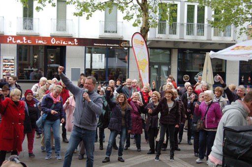 "Bei uns tanzt niemand alleine durchs Leben" – Senioren-Flashmob-Aktion im Rahmen des IZGS-Projekets GESCCO. | Foto: IZGS