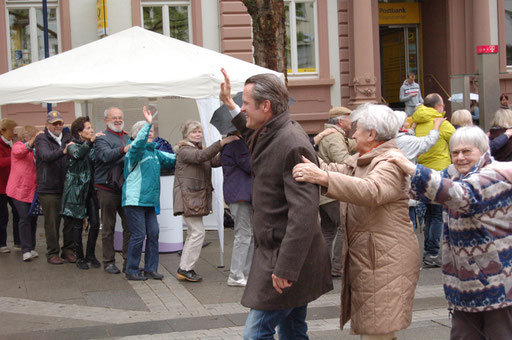 Alle sind verbunden: Offenbachs Oberbürgermeister Dr. Felix Schwenke führt die Senioren-Flashmob-Aktion im Rahmen des IZGS-Projekets GESCCO an. | Foto: IZGS