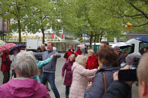 Es darf getanzt werden - Senioren-Flashmob-Aktion im Rahmen des IZGS-Projekets GESCCO. | Foto: IZGS