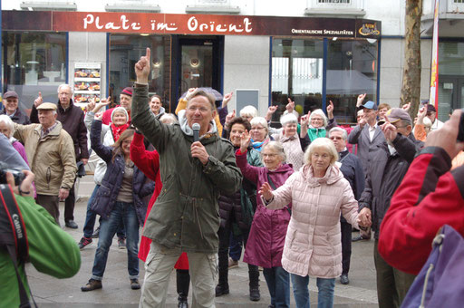 "Bei uns tanzt niemand alleine durchs Leben" – Senioren-Flashmob-Aktion im Rahmen des IZGS-Projekets GESCCO. | Foto: IZGS