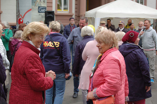 Beim Senioren-Flashmob, im Rahmen des IZGS-Projekets GESCCO, werden neue Netzwerke geknüpft.  | Foto: IZGS