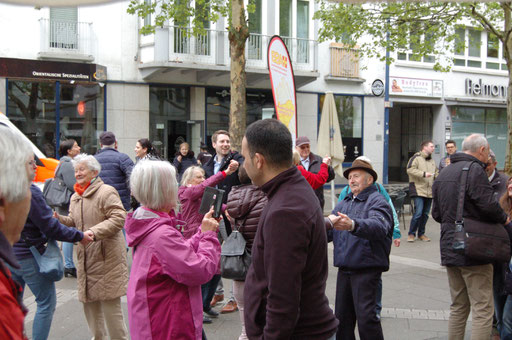 Teilen im Netzwerk - Senioren posten in sozialen Netzwerken Bilder über die Flashmob-Aktion im Rahmen des IZGS-Projekets GESCCO. | Foto: IZGS