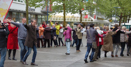 Offenbachs Oberbürgermeister Dr. Felix Schwenke führt die Senioren-Flashmob-Aktion im Rahmen des IZGS-Projekets GESCCO. | Foto: IZGS