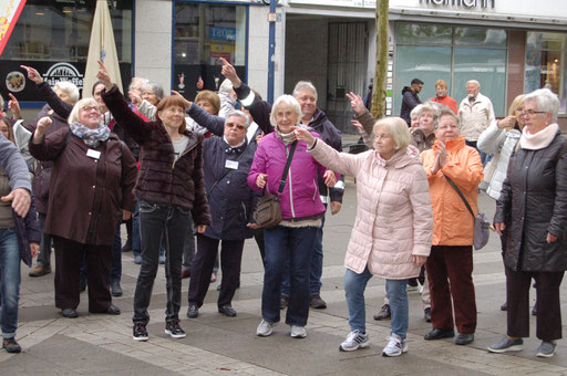 "Bei uns tanzt niemand alleine durchs Leben" – Senioren-Flashmob-Aktion im Rahmen des IZGS-Projekets GESCCO. | Foto: IZGS