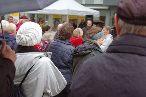 Einübung der nächsten Choreographie bei der Senioren-Flashmob-Aktion im Rahmen des IZGS-Projekets GESCCO.  | Foto: IZGS