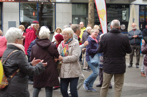 "Bei uns tanzt niemand alleine durchs Leben" – Senioren-Flashmob-Aktion im Rahmen des IZGS-Projekets GESCCO. | Foto: IZGS