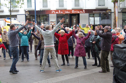 Zum Lied "Stayin' Alive" von den Bee Gees tanzen Senioren bei der Senioren-Flashmob-Aktion im Rahmen des IZGS-Projekets GESCCO. | Foto: IZGS| Foto: IZGS