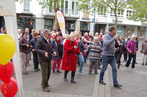 "Bei uns tanzt niemand alleine durchs Leben" – Senioren-Flashmob-Aktion im Rahmen des IZGS-Projekets GESCCO. | Foto: IZGS