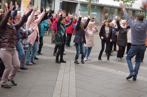 "Bei uns tanzt niemand alleine durchs Leben" – Senioren-Flashmob-Aktion im Rahmen des IZGS-Projekets GESCCO. | Foto: IZGS