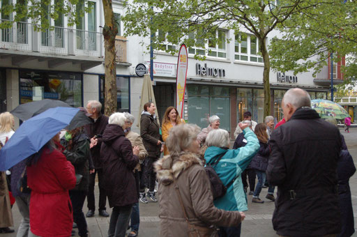 "Bei uns tanzt niemand alleine durchs Leben" – Senioren-Flashmob-Aktion im Rahmen des IZGS-Projekets GESCCO. | Foto: IZGS