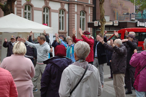 "Bei uns tanzt niemand alleine durchs Leben" – Senioren-Flashmob-Aktion im Rahmen des IZGS-Projekets GESCCO. | Foto: IZGS