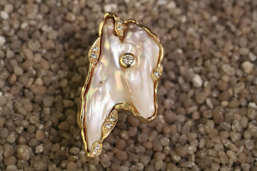 Ring aus Gelbgold mit Opal und Brillanten