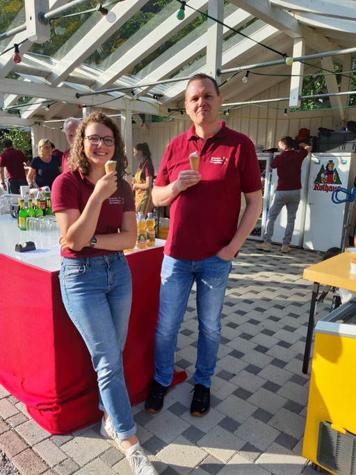 Christine und Uli beim Eisschlecken