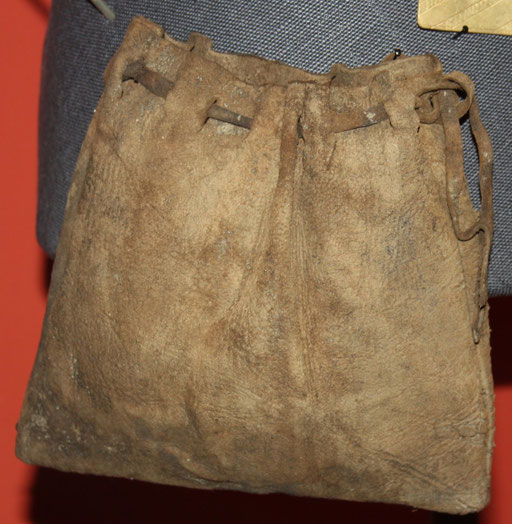 XIIIe siècle, bourse conservée au musée de Schleswig, fouilles de Schleswig.
