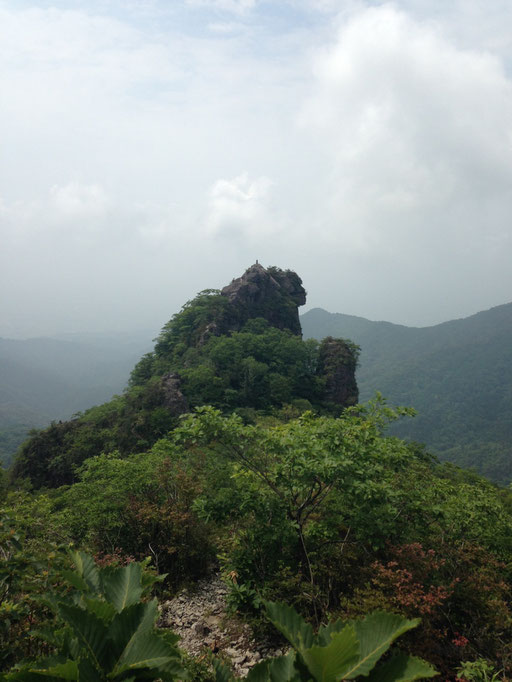 大黒岩（獅子岩）北側からみると獅子に見えます。