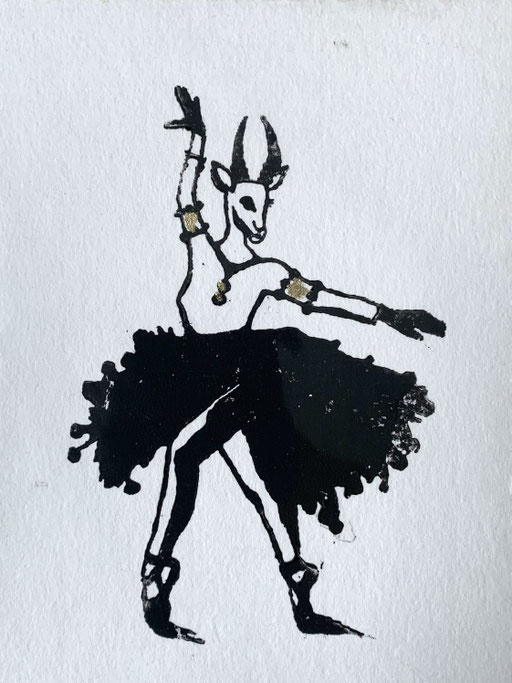 handgedruckte karte mit einem Linoldruck einer tanzenden Steinböckin im kleid