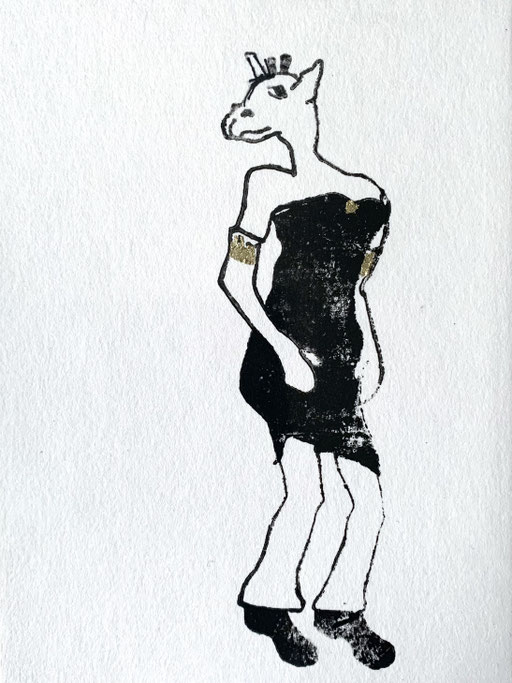 handgedruckte karte mit schwarz gezeichneter giraffe im kleid 
