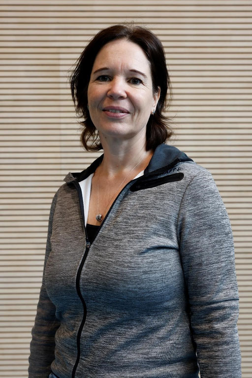 Eveline King, Kassierin