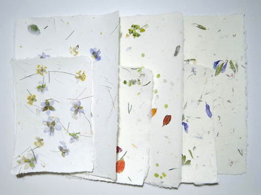 Handgeschöpftes Papier mit verschiedenen Blüten, Mattsee, Michaela Metzler, PAPIER-art ART-papier