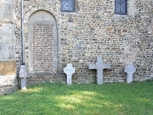 Gräber direkt an der Kirche