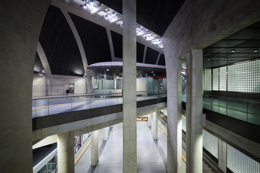 Architektur in der U-Bahn-Haltestelle "Heumarkt" der KVB in Köln, Deutschland     © Oliver Jerneizig