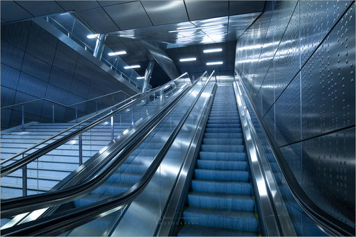 Architektur in der U-Bahn-Haltestelle "Benrather Straße" der Rheinbahn in Düsseldorf, Deutschland     © Oliver Jerneizig