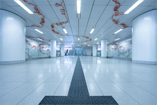 Architektur in der U-Bahn-Haltestelle "Kirchplatz" der Rheinbahn in Düsseldorf, Deutschland     © Oliver Jerneizig