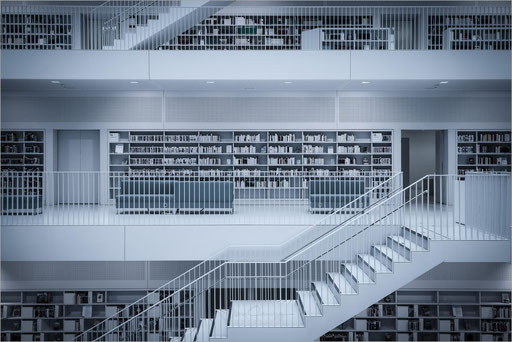 Stadtbibliothek am Mailänder Platz in Stuttgart, Baden-Württemberg, Deutschland    © Oliver Jerneizig