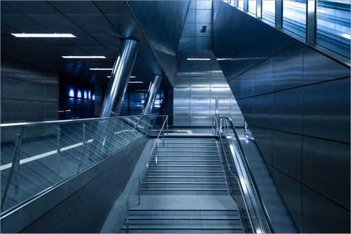 Architektur in der U-Bahn-Haltestelle "Benrather Straße" der Rheinbahn in Düsseldorf, Deutschland     © Oliver Jerneizig