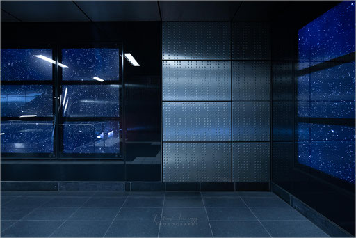 Architektur in der U-Bahn-Haltestelle "Benrather Straße" der Rheinbahn in Düsseldorf, Deutschland     © Oliver Jerneizig