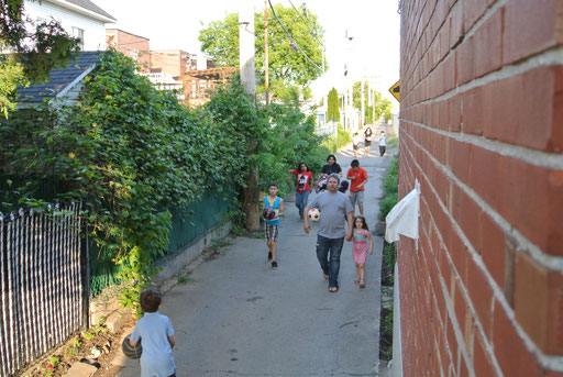 Passants dans la ruelle verte - le raccourci
