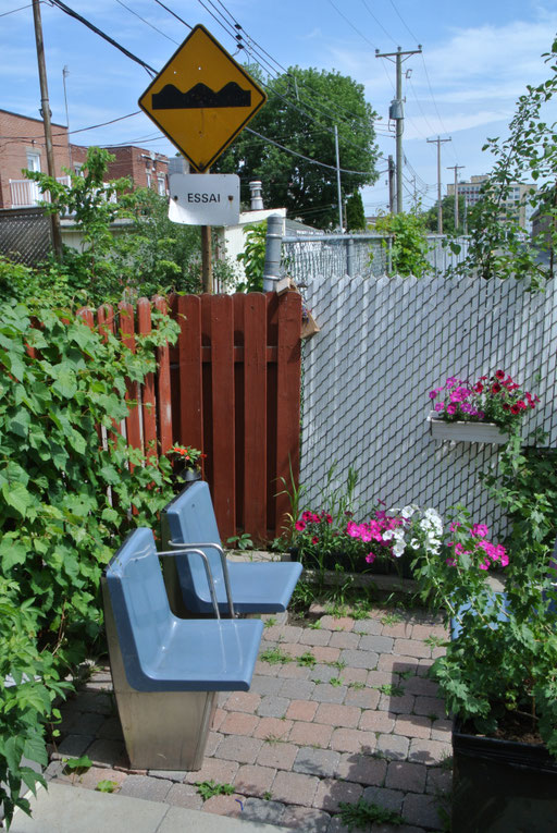 Banc du métro de Montréal utilisés comme banc de parc dans la future ruelle verte - le raccourci
