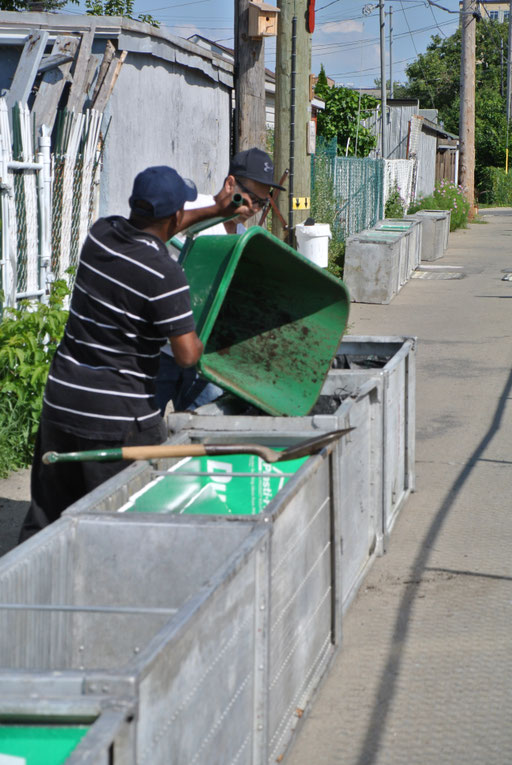 Entraide entre voisins dans la ruelle verte - le raccourci