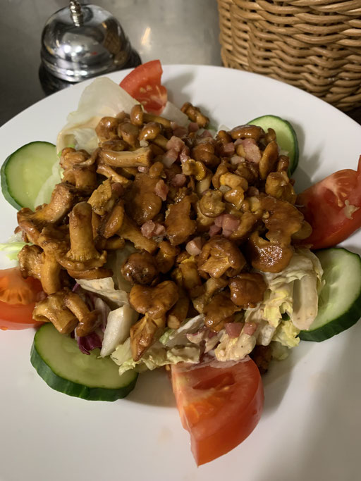 Frischer Salat mit gebratenen Pfifferlingen in der Brasserie Rendezvous Hannover