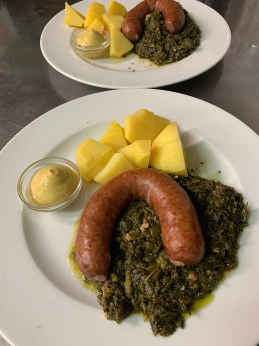 Hausgemachter Grünkohl mit Bregenwurst und Salzkartoffeln in der Brasserie Rendezvous Hannover-Bothfeld