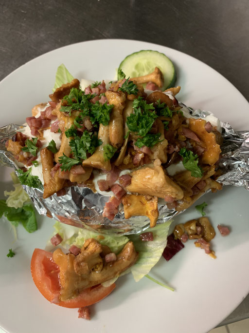 Hausgemachte Folienkartoffel mit Pfifferlingen und Kräuterquark in der Brasserie Rendezvous