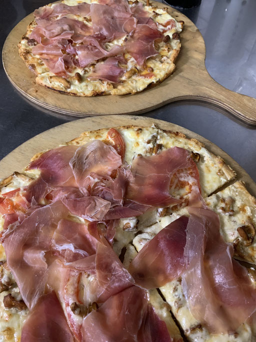 Sommerlicher Flammkuchen mit Pfifferlingen in der Brasserie Rendezvous