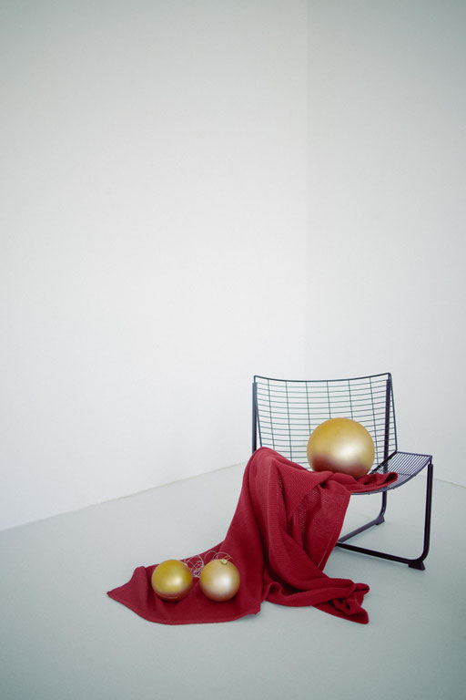 Weihnachtssetting Stuhl mit kugeln Studio 2