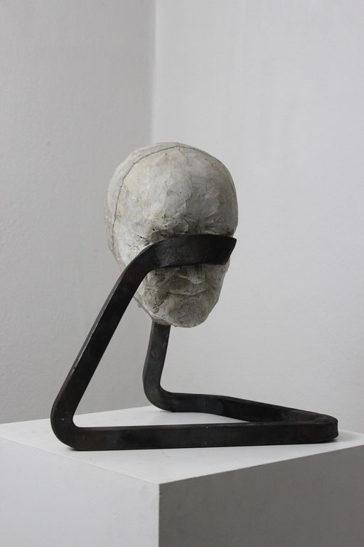 Christian Feig, Trauernd, aus der Serie: Die 9 Emotionalen, 2014, Beton & Stahl, 40 x 38 x 29 cm