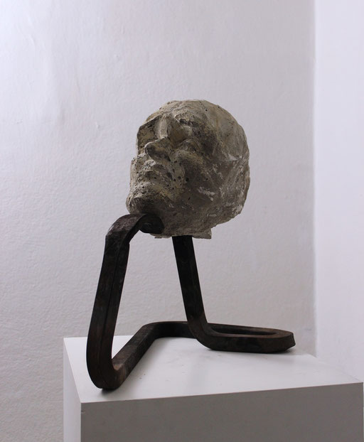 Christian Feig, Anmaßend, aus der Serie: Die 9 Emotionalen, 2014, Beton & Stahl, 43 x 28 x 42 cm