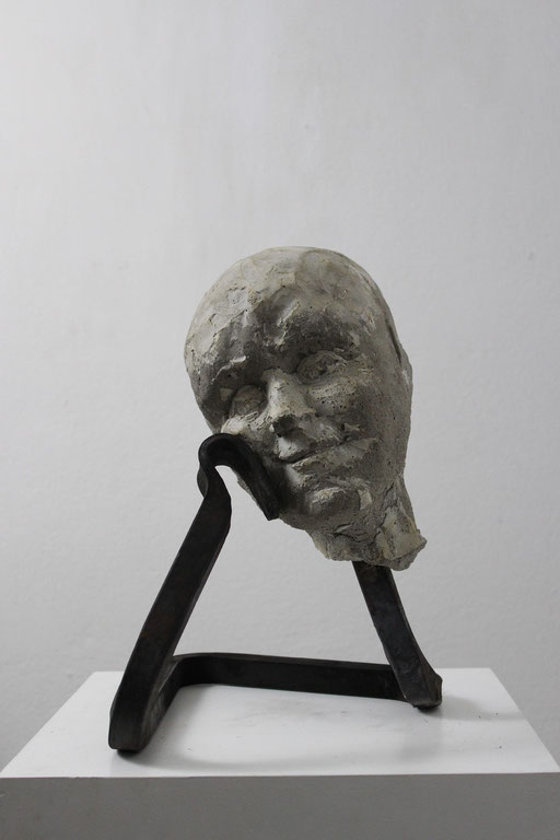 Christian Feig, Gelangweilt, aus der Serie: Die 9 Emotionalen, 2014, Beton & Stahl, 39 x 26 x 35 cm