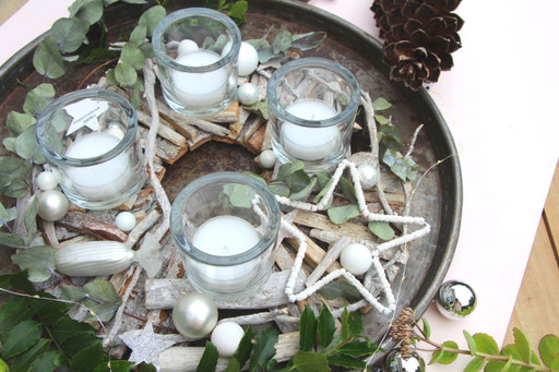 Nachhaltig und langlebig: Weiß-grauer Adventskranz mit Glasteelichtern und weißen Hölzern