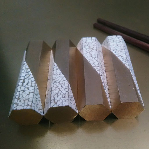 Set de 4 porte-couteaux ou baguettes en laiton décorés de coquilles d'œufs - Dimension :  5 x 1 x 1 cm