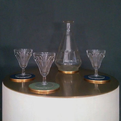 Set de 4 sous-verres en laiton décorés d'empreintes de Galuchat - Dimension :  9 cm dia